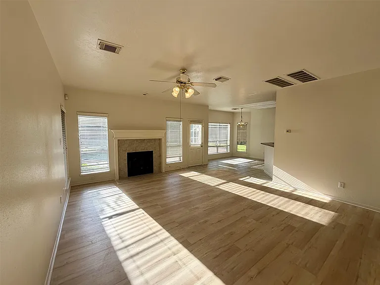 2317 Orleans Ln — Photo 11