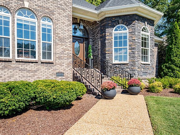 3rd image of 825 Burlington Ct