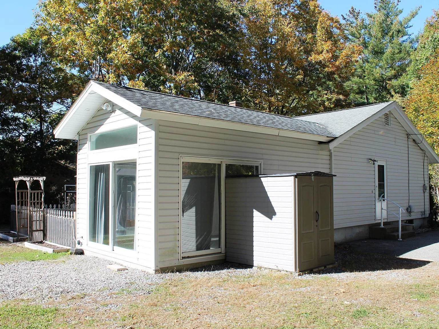 3 bed, 1.0 bath, 1912 sqft, $3,000 — Photo 4