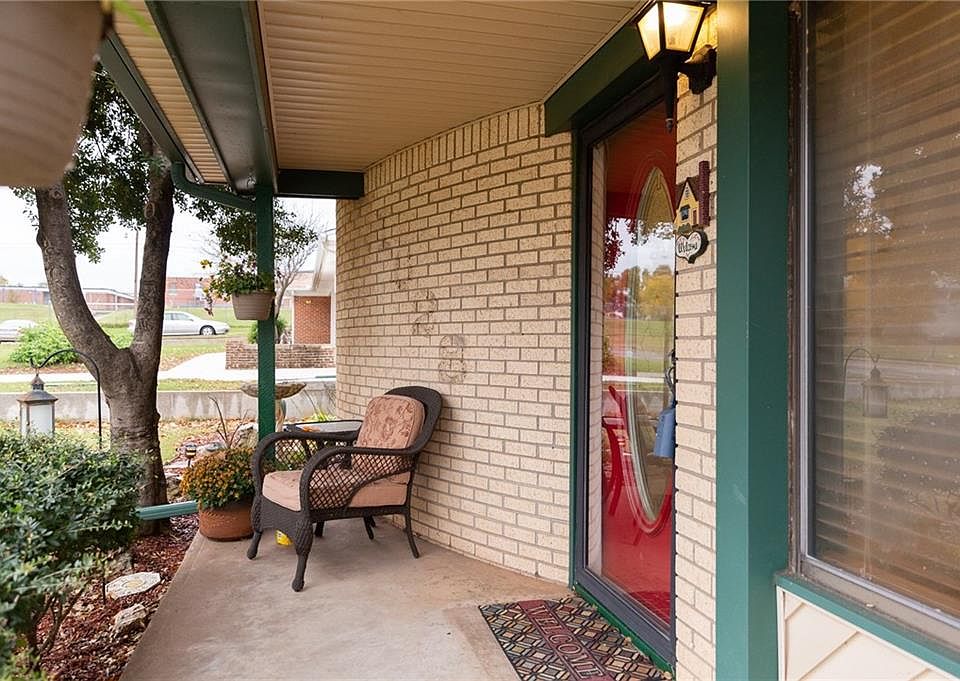1st image of 1028 W Oak Dr