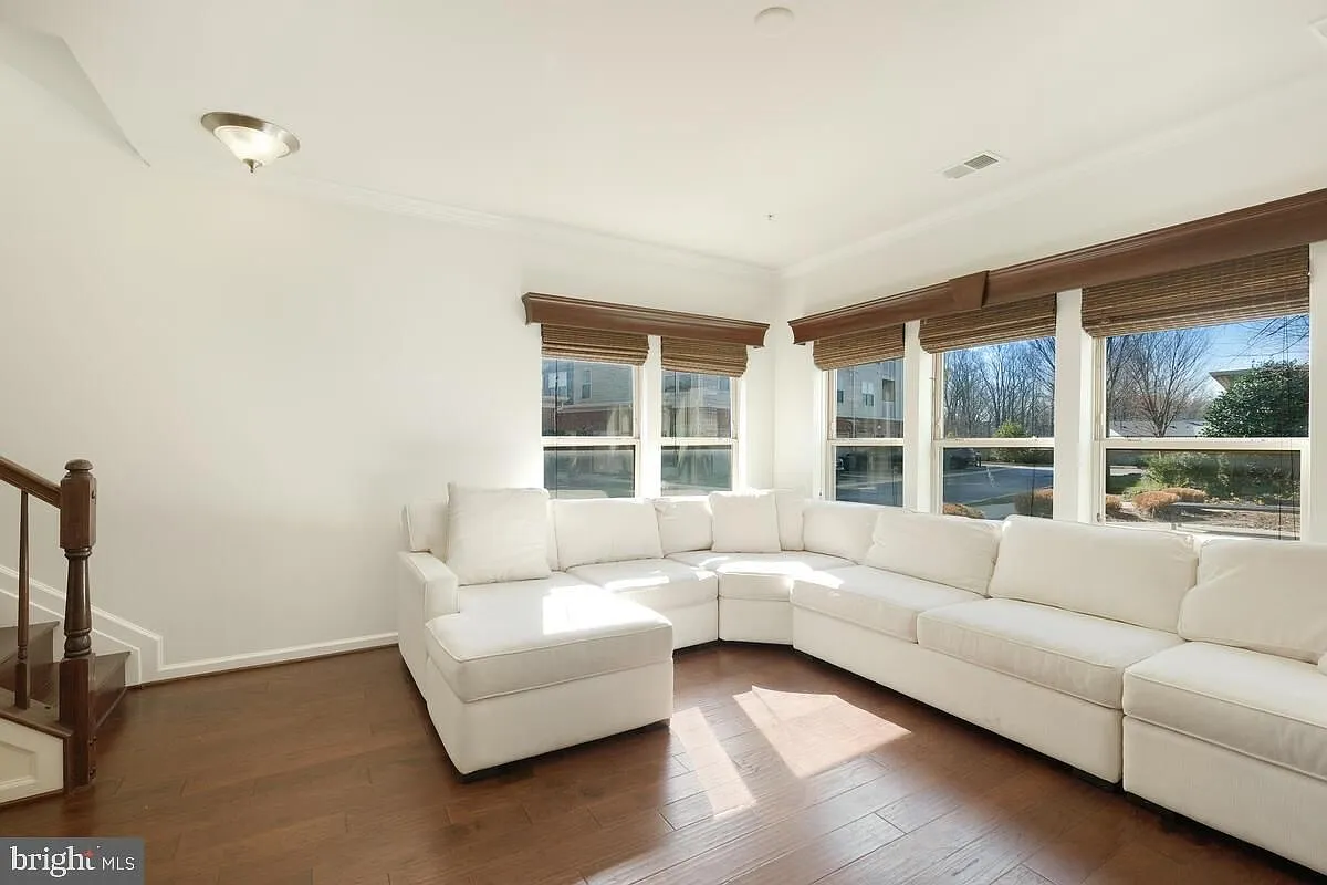 3 bed, 2.5 bath, 1707 sqft, $3,200 — Photo 3