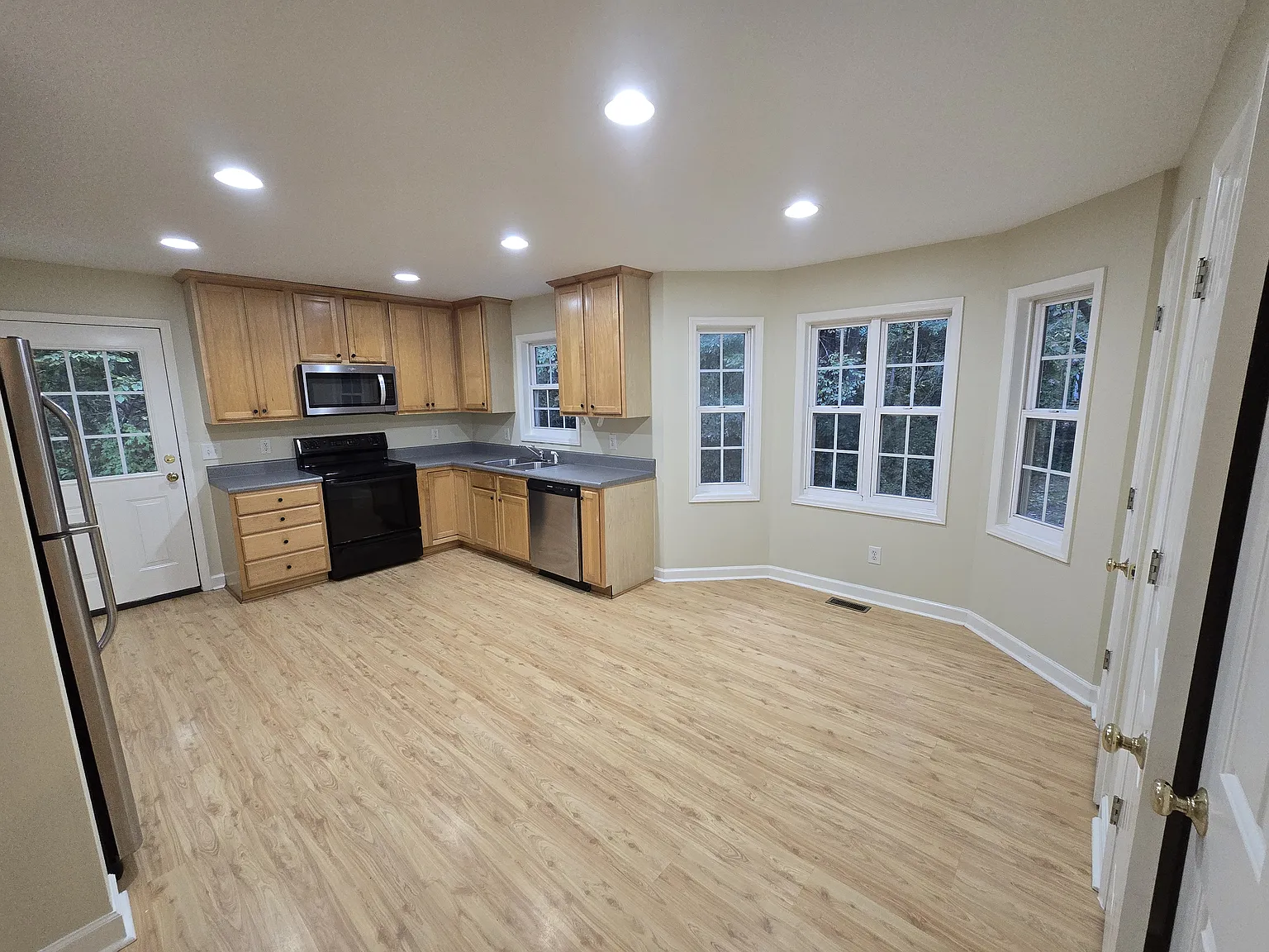 4 bed, 1602 sqft, $2,375 — Photo 2