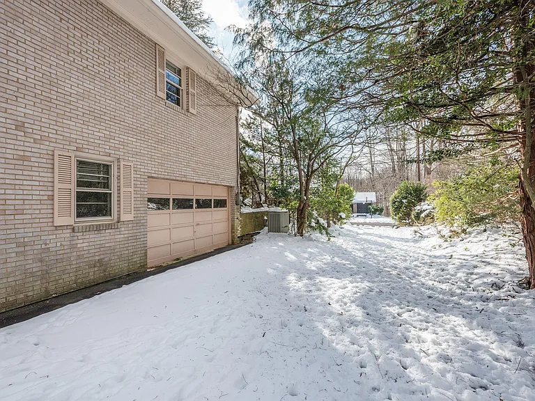 1429 Laburnum St — Photo 30