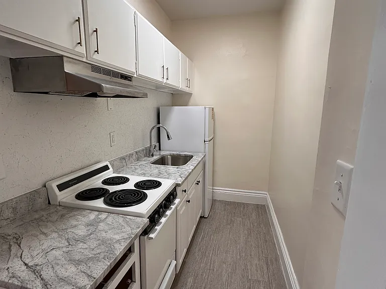 33 Park Dr #11 — Photo 3