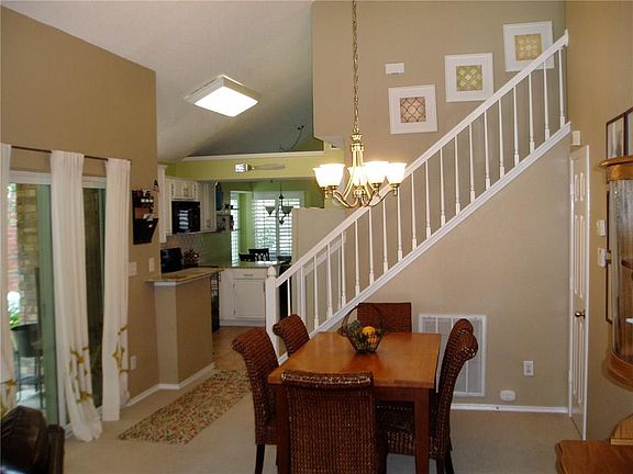 5th image of 576 Lake Forest Dr