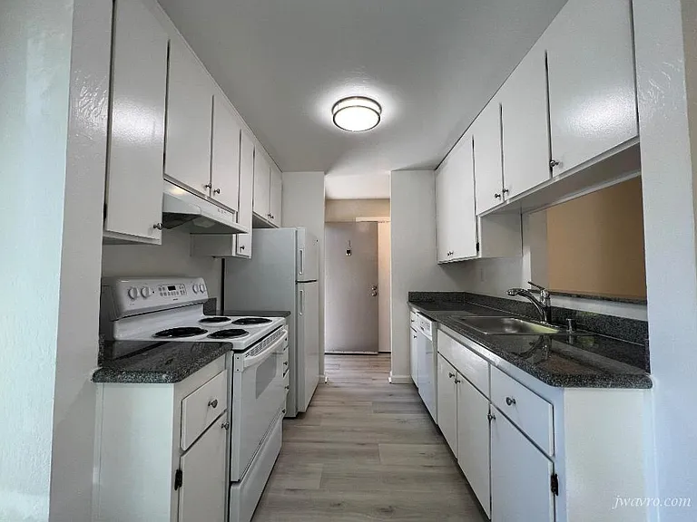 1403 Oxford St — Photo 6