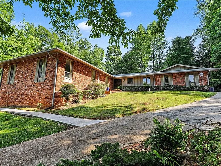 3084 Green Valley Dr — Photo 2
