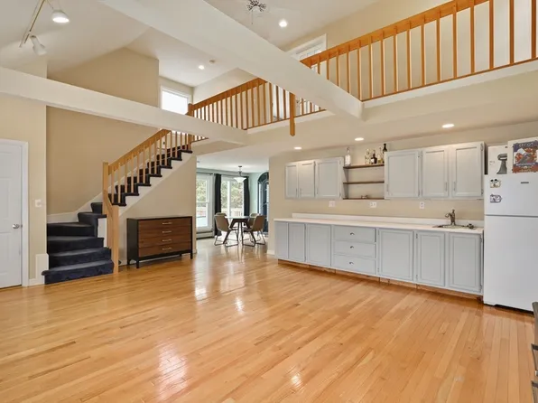 27 Pollard Dr, Millis, MA 02054