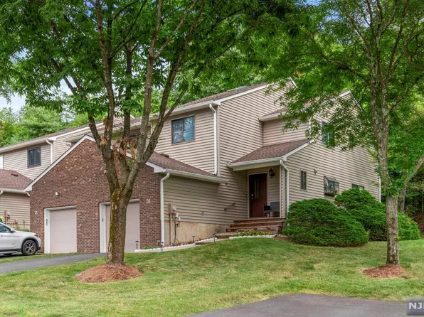20 Littlewood Ct, Wayne, NJ 07470