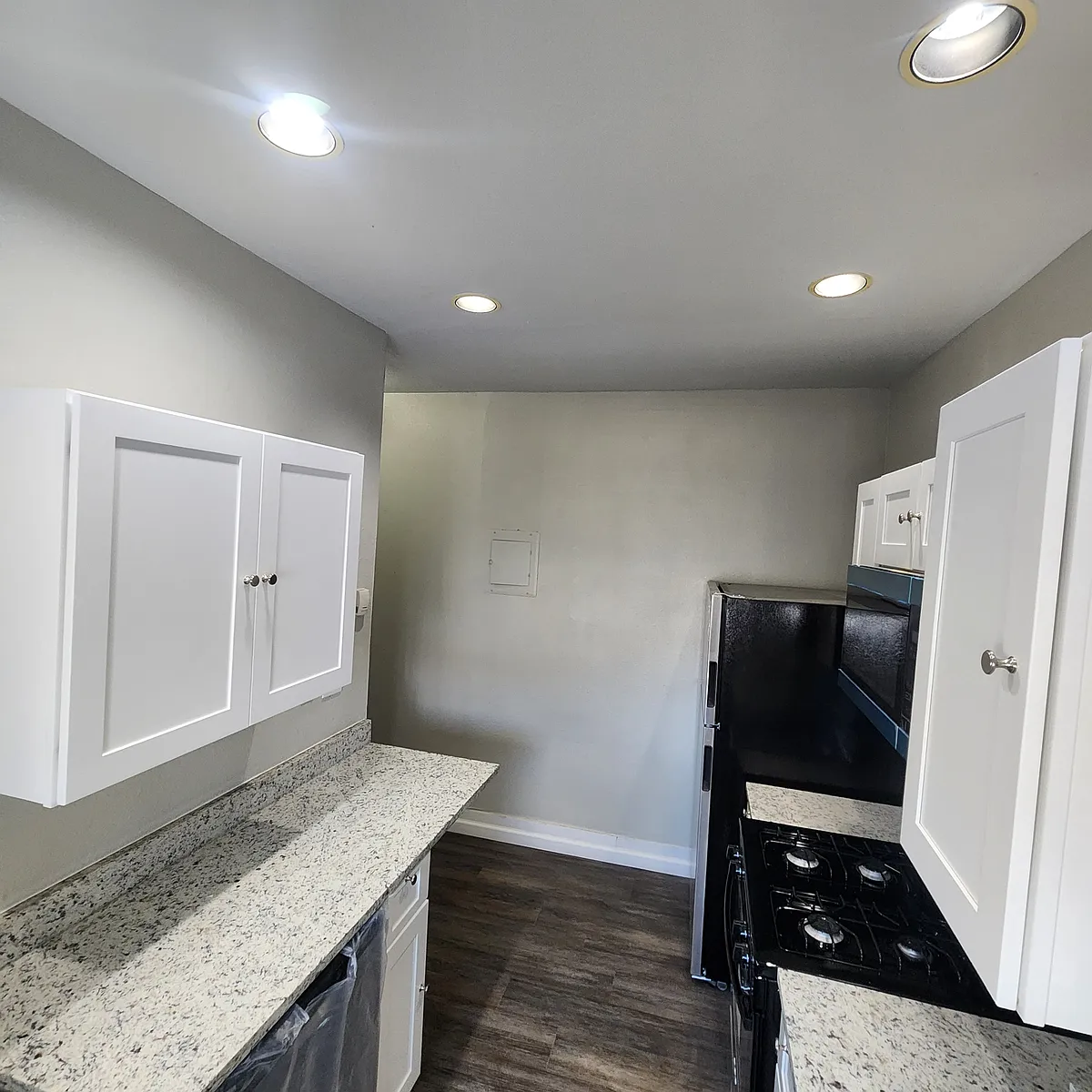 Building Photo - 1027 W Mistletoe Ave #2