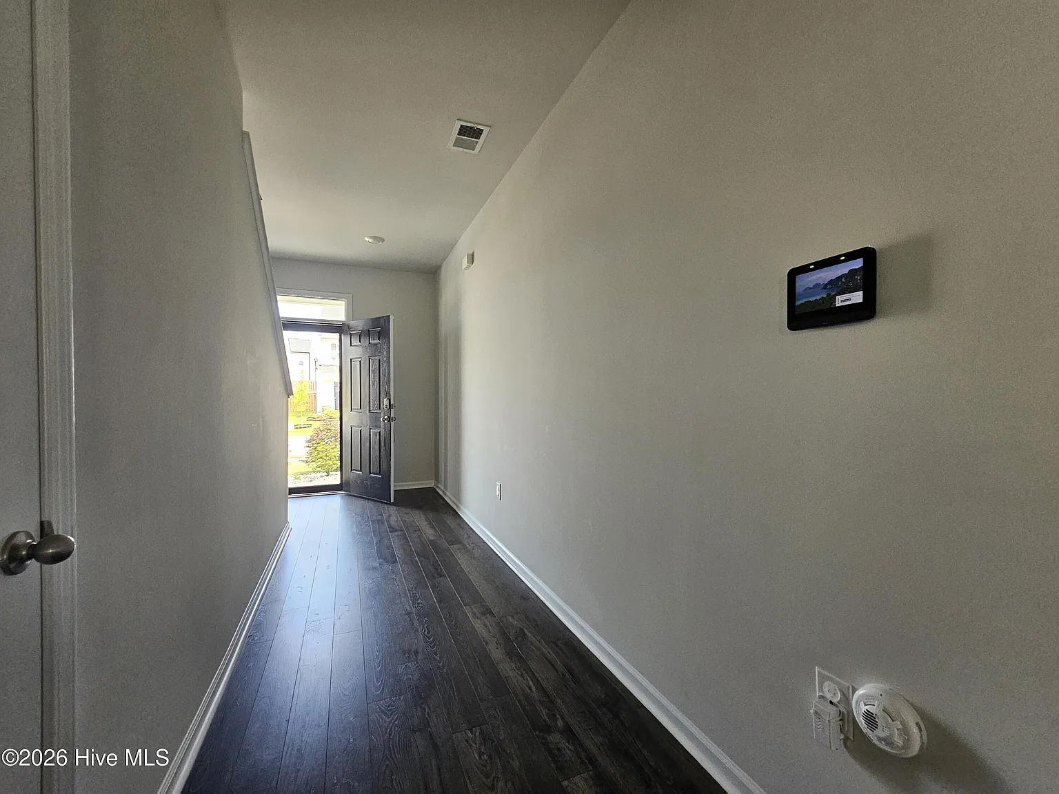 5 bed, 3.0 bath, 2428 sqft, $2,100 — Photo 2