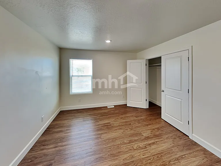 2054 E Silverado Ln — Photo 24