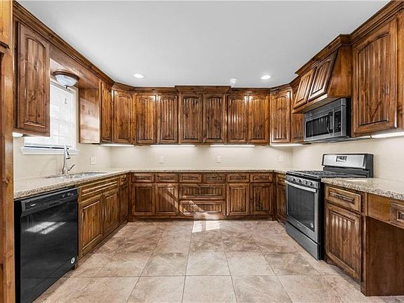 5th image of 2111 Lott Ave
