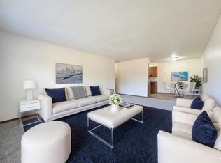 1012 10th St NE APT 10, Jamestown, ND 58401