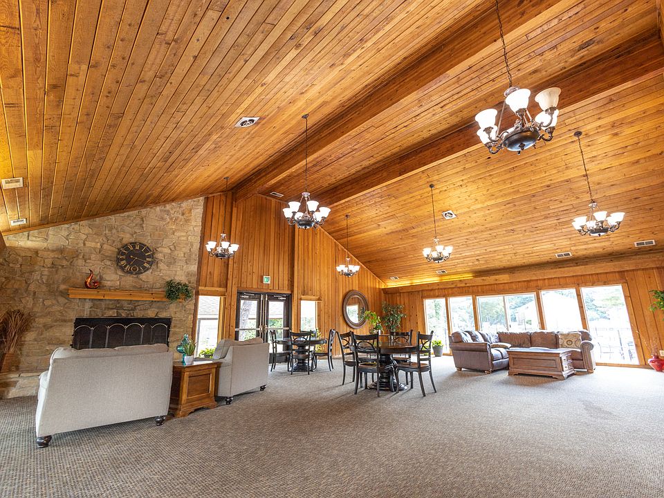 Clubhouse at Woodbridge of Castleton