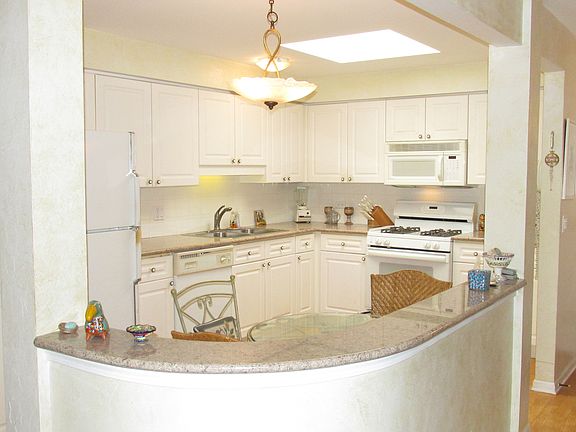 4th image of 3950 W Bryn Mawr Ave APT 509