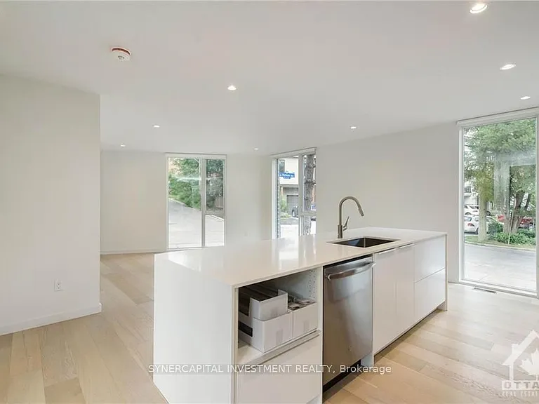 16B Chapleau Ave — Photo 4