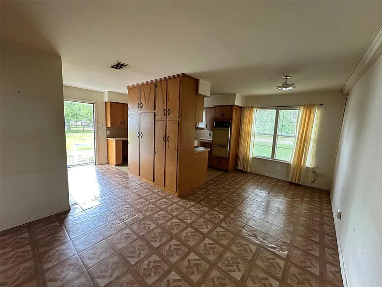 2570 Stadium Dr — Photo 8