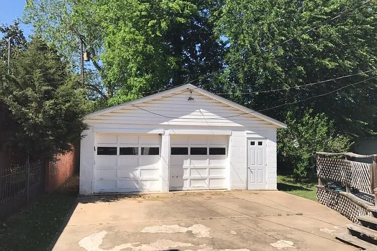 1129 W Symmes St — Photo 2