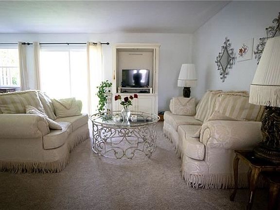 4th image of 903 Stoneridge Blvd