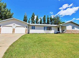 904 25th Ave NW, Minot, ND 58703