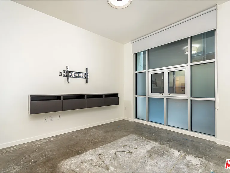 630 W 6th St #207 — Photo 23