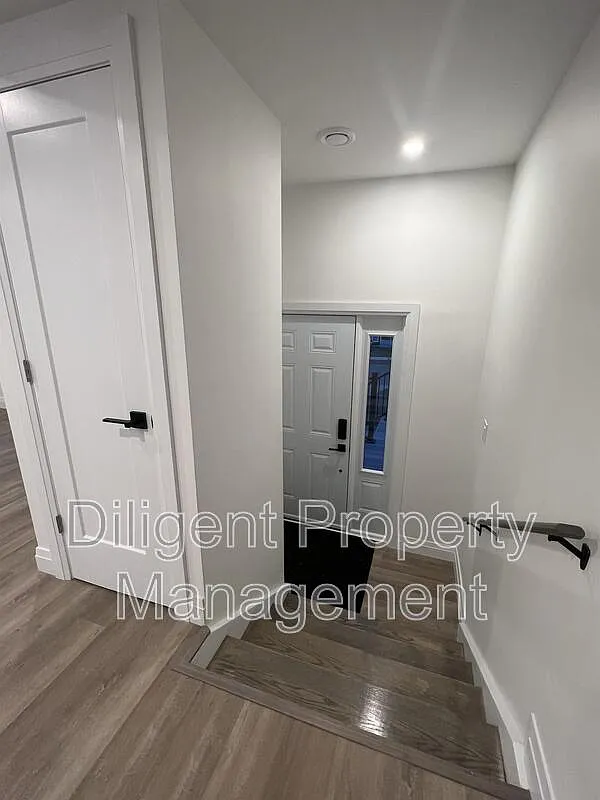 3 bed, 2.0 bath, $2,400 — Photo 4