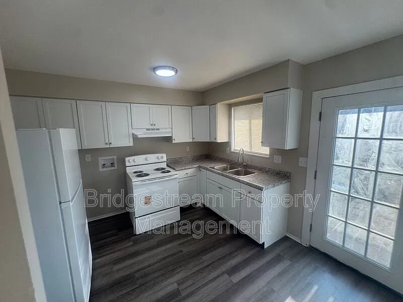 2 bed, 1.0 bath, $950 — Photo 2