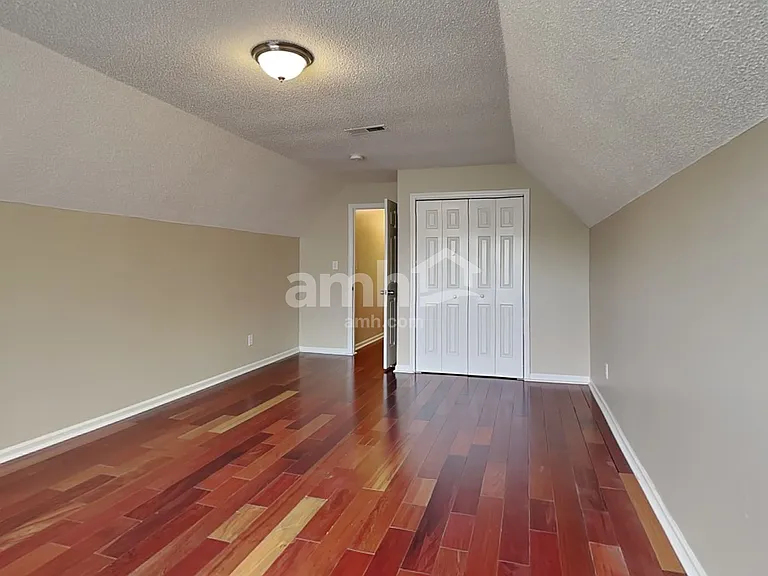 400 Wyndham Ave — Photo 16