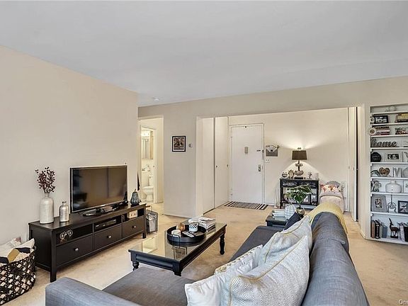 5th image of 77 Carpenter Ave APT 4A