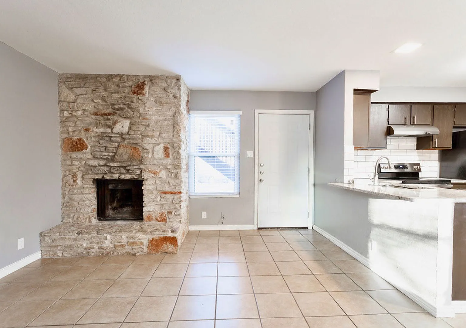 Cozy Living: 2 Bedroom / 1 Bathroom with Fireplace in Austin! — Photo 2