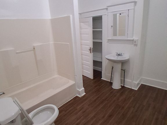 5th image of 1503 Victoria Blvd APT A