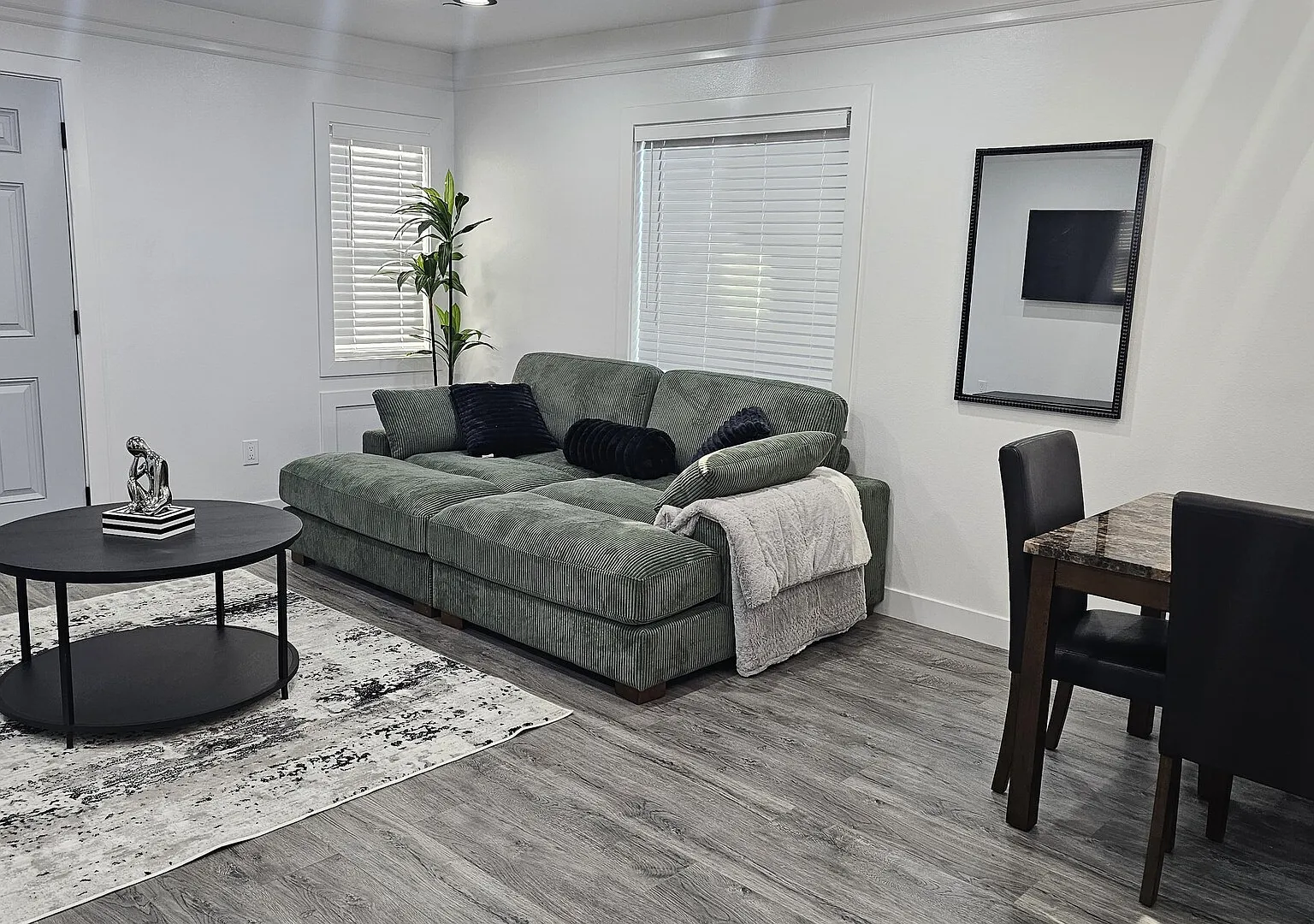 Modern, Move-In Ready 2-Bedroom Home in Los Angeles — Photo 2
