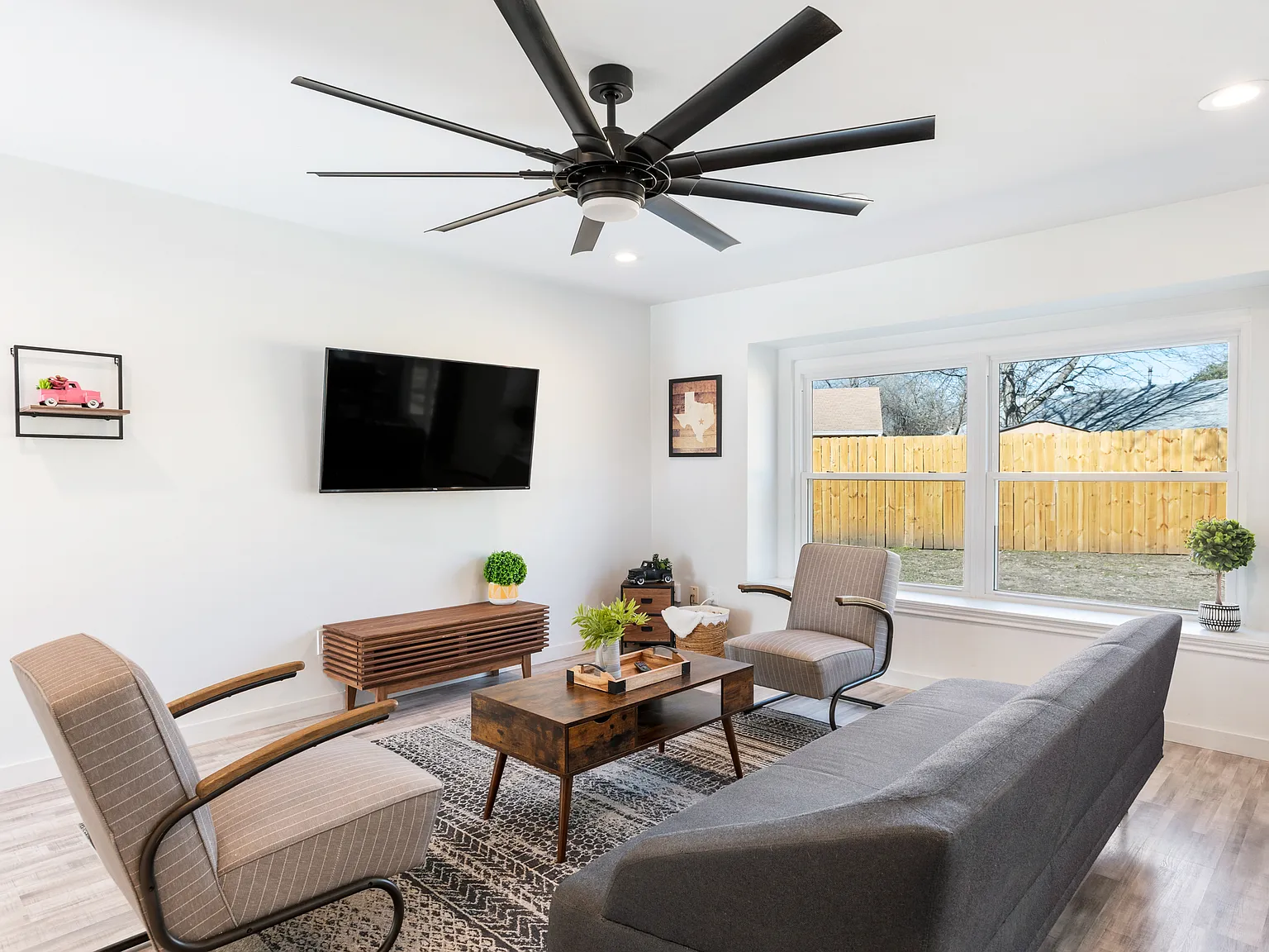 5 bed, 3.5 bath, 1692 sqft, $3,300 — Photo 2