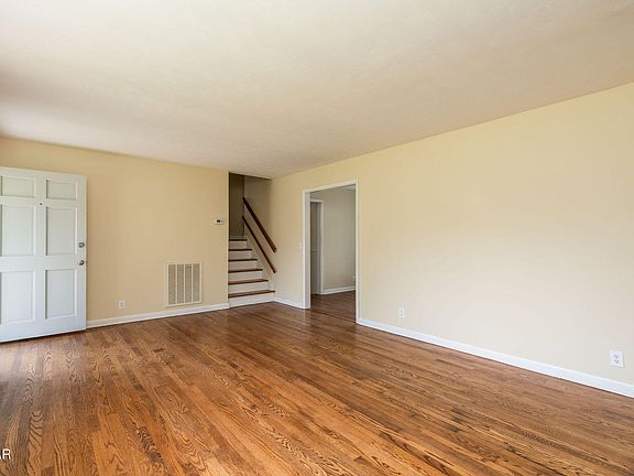 5th image of 814 Afton St