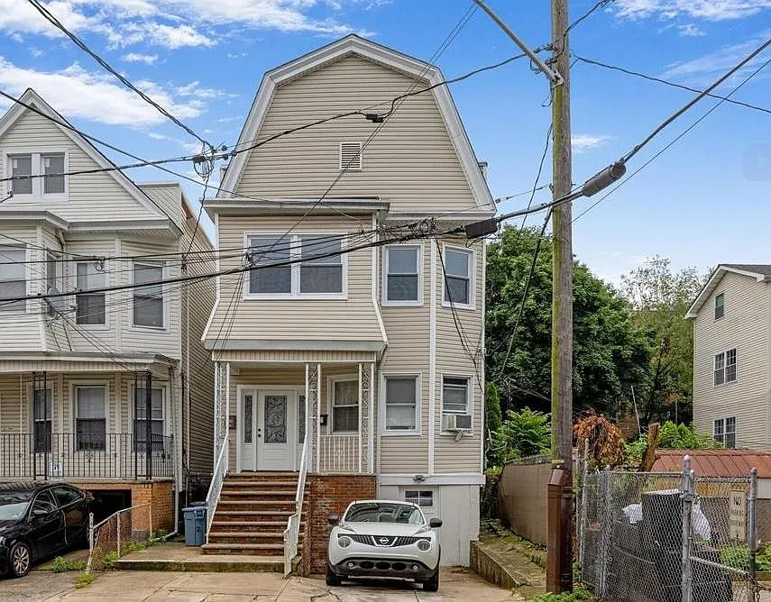 3 bed, 1.0 bath, $2,500 — Photo 1