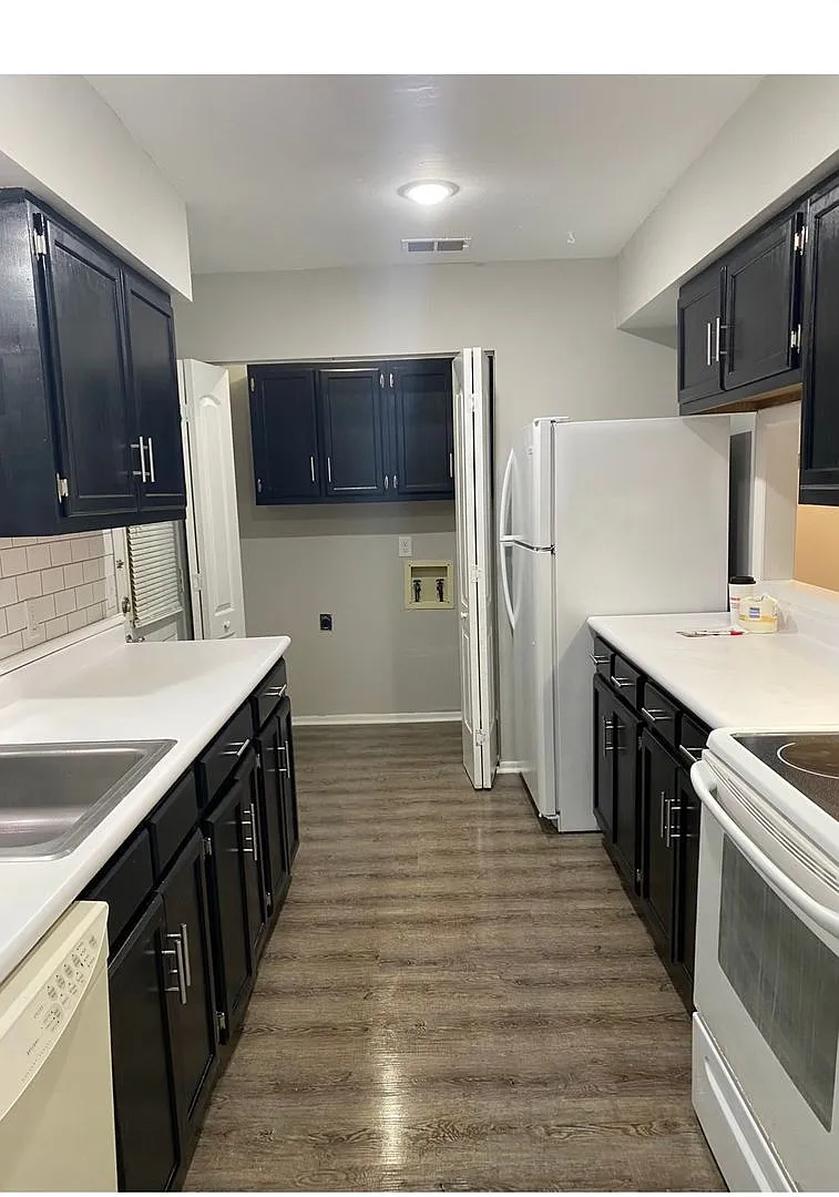 Building Photo - 901 Olmstead Dr #33