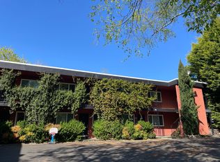 Upper corner 1bed, hardwoods, on site laundry and bike storage, all dogs welcome!, Portland, OR 97232