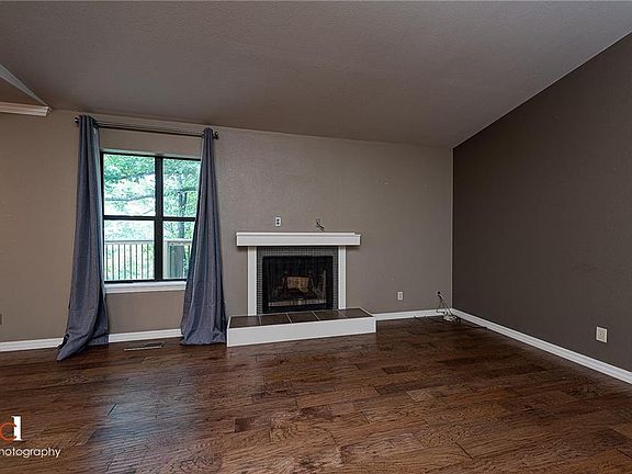 3rd image of 893 N Lewis Ave