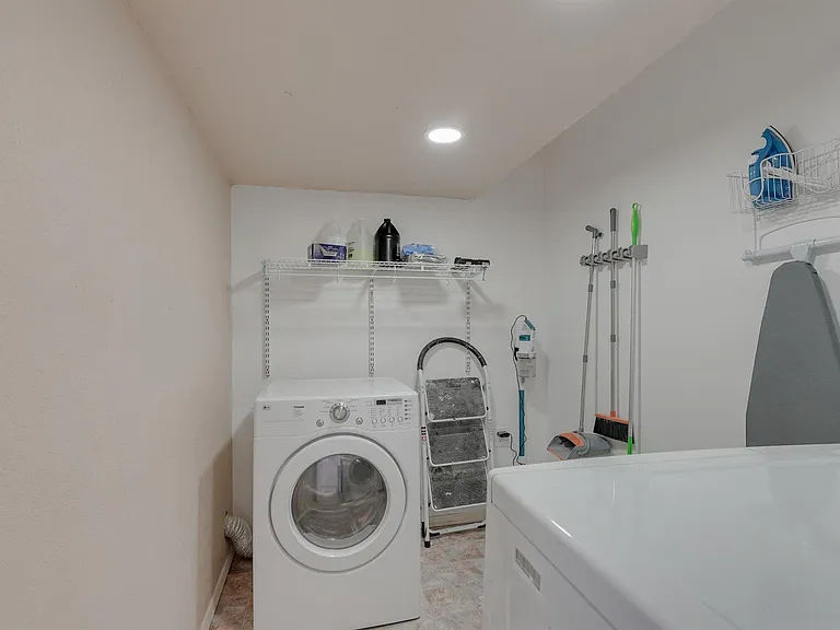 6048 Holiday Ln — Photo 33