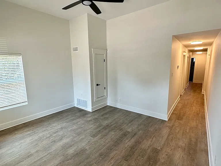 1019 Steves Ave #1 — Photo 2