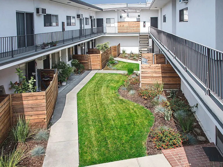 1035 Melrose Ave — Photo 3