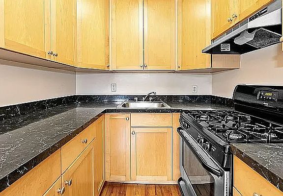 2nd image of 567 Warren St APT 104