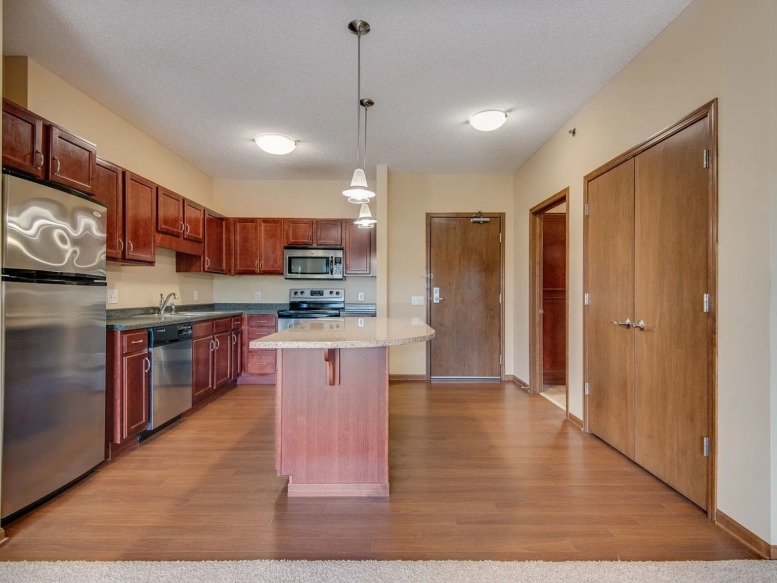 Oaks Glen Lake Apartments — Photo 3