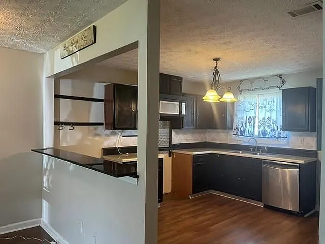 2 bed, 2.0 bath, 2230 sqft, $1,400 — Photo 3