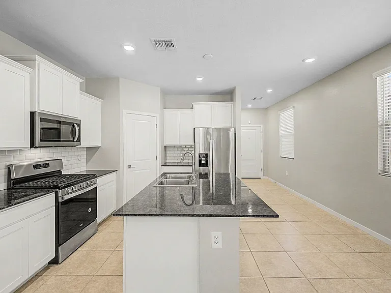 14155 W Georgia Dr — Photo 10