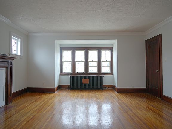 3rd image of 1082 Avenue Rd
