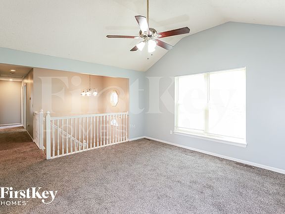 4th image of 539 NE Summit Dr