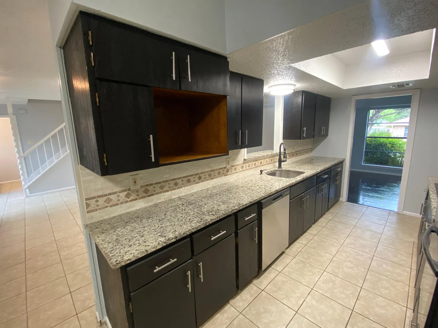 4 bed, 2.5 bath, 2398 sqft, $2,500 — Photo 3