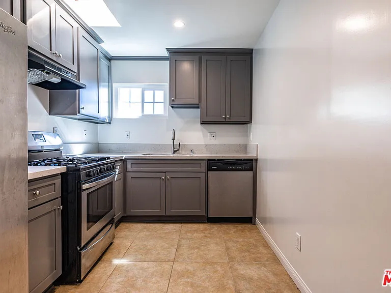 1112 Ocean Park Blvd #D — Photo 17